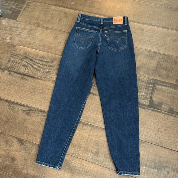 LEVI’S HIGH WAISTED MOM JEANS SIZE 28