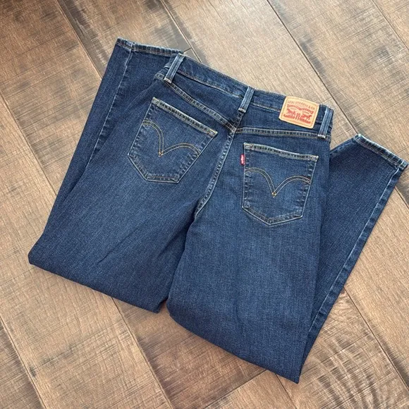 LEVI’S HIGH WAISTED MOM JEANS SIZE 28