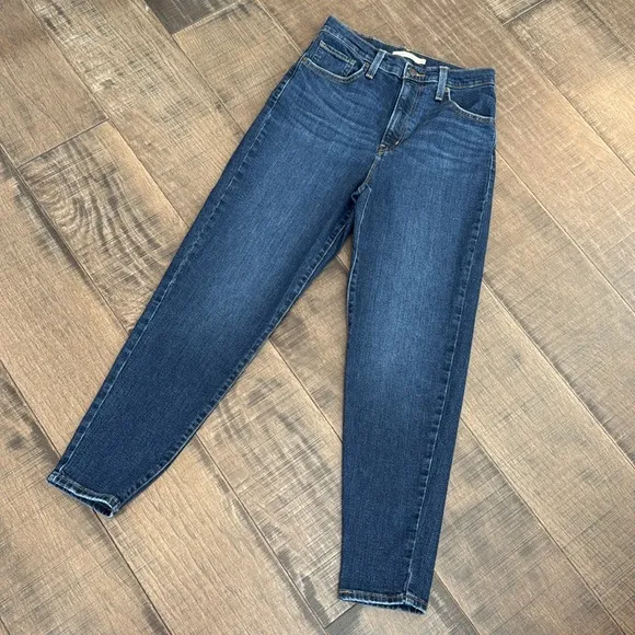 LEVI’S HIGH WAISTED MOM JEANS SIZE 28
