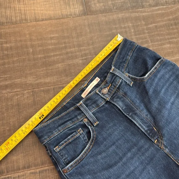 LEVI’S HIGH WAISTED MOM JEANS SIZE 28