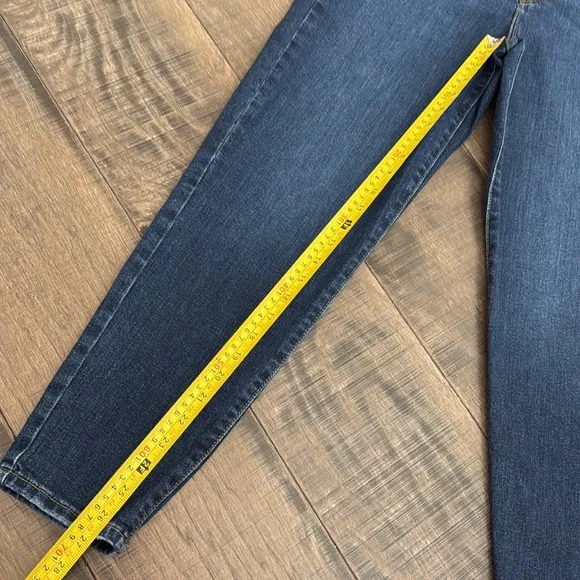 LEVI’S HIGH WAISTED MOM JEANS SIZE 28