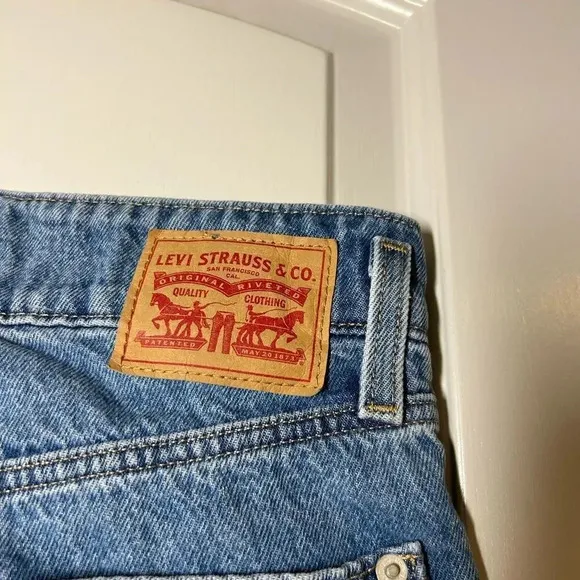 Levi’s High Waisted Notch 90s vintage style Mom Jean Size 27