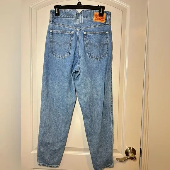 Levi’s High Waisted Notch 90s vintage style Mom Jean Size 27