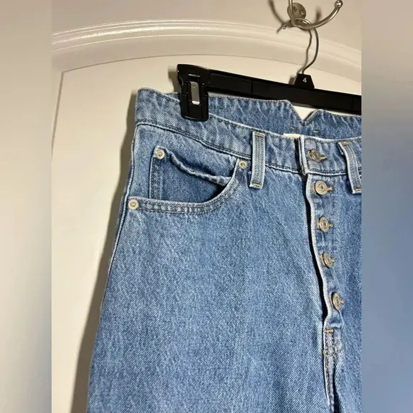Levi’s High Waisted Notch 90s vintage style Mom Jean Size 27