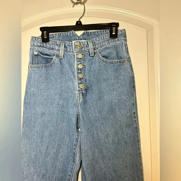 Levi’s High Waisted Notch 90s vintage style Mom Jean Size 27