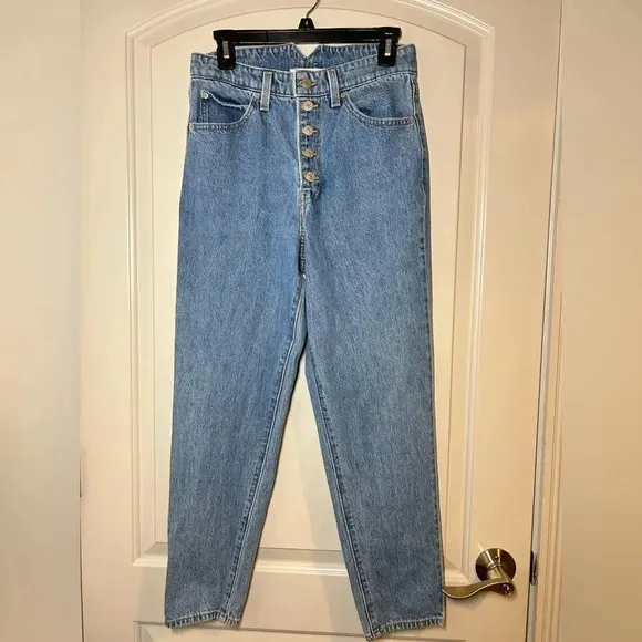 Levi’s High Waisted Notch 90s vintage style Mom Jean Size 27