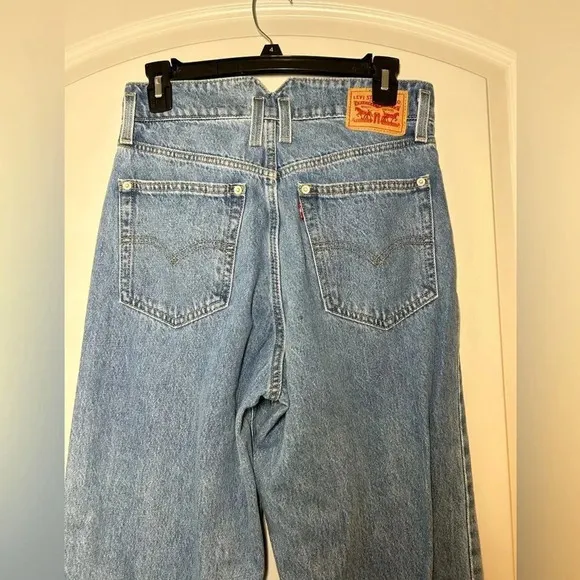 Levi’s High Waisted Notch 90s vintage style Mom Jean Size 27
