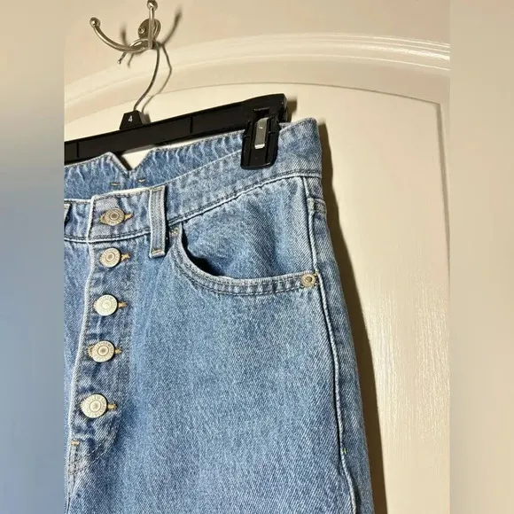 Levi’s High Waisted Notch 90s vintage style Mom Jean Size 27