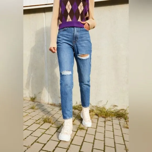 Levi's Jeans Women's Size 28 Blue Wash‎ Denim High Waisted Mom Jeans Distressed