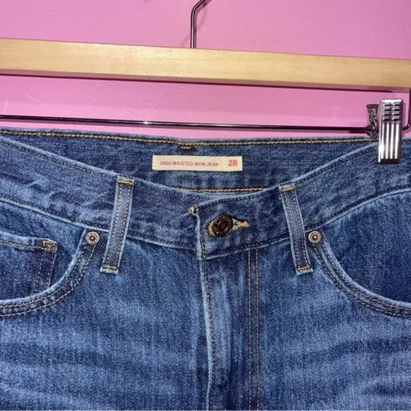 Levi's Jeans Women's Size 28 Blue Wash‎ Denim High Waisted Mom Jeans Distressed