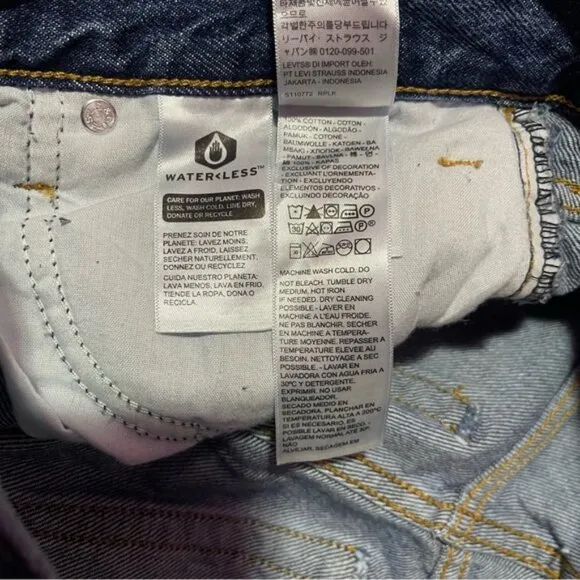 Levi's Jeans Women's Size 28 Blue Wash‎ Denim High Waisted Mom Jeans Distressed