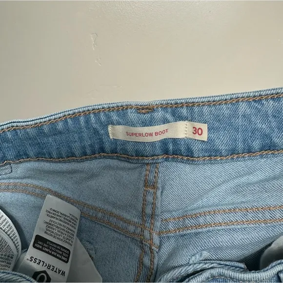 LEVI’S WOMEN’S SUPERLOW BOOTCUT DISTRESSED JEANS LIGHT INDIGO SIZE 30x30