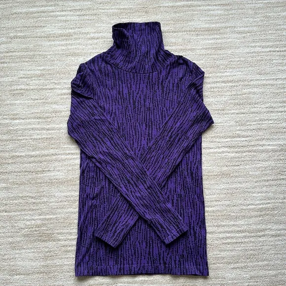 Like New: ATHLETA Flurry Peak Long Sleeve Top Turtleneck Base Layer Purple Small