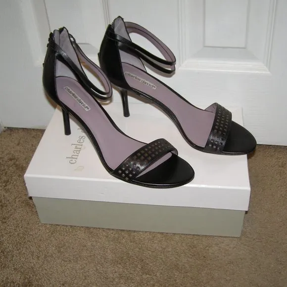LIKE NEW Charles David 8.5 Leather Kitten Heels