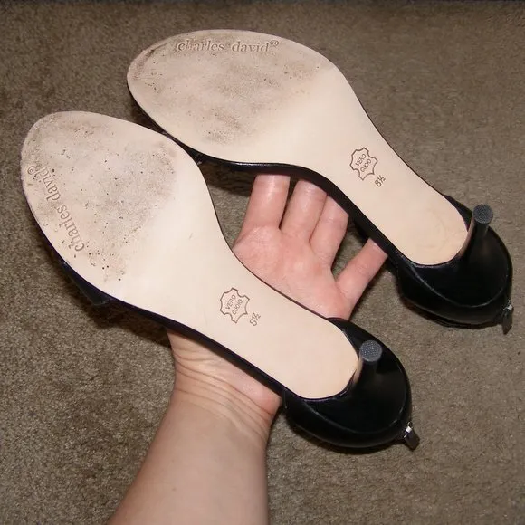 LIKE NEW Charles David 8.5 Leather Kitten Heels