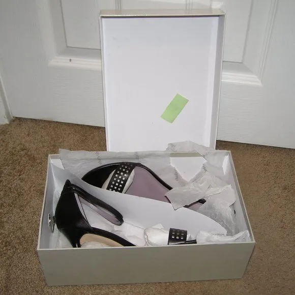 LIKE NEW Charles David 8.5 Leather Kitten Heels