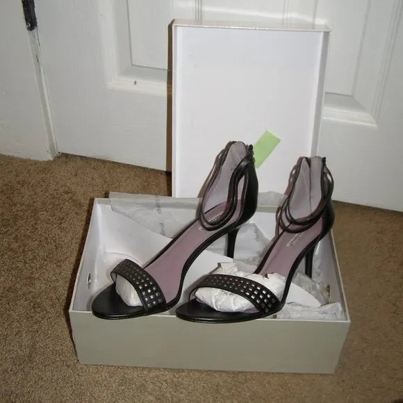 LIKE NEW Charles David 8.5 Leather Kitten Heels