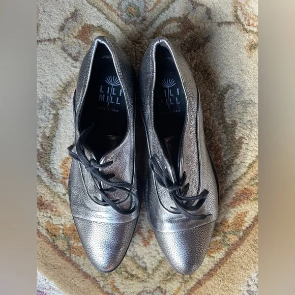 LiliMill Metallic Silver Pebbled Leather Lace Up Pointed Toe Womens Oxfords