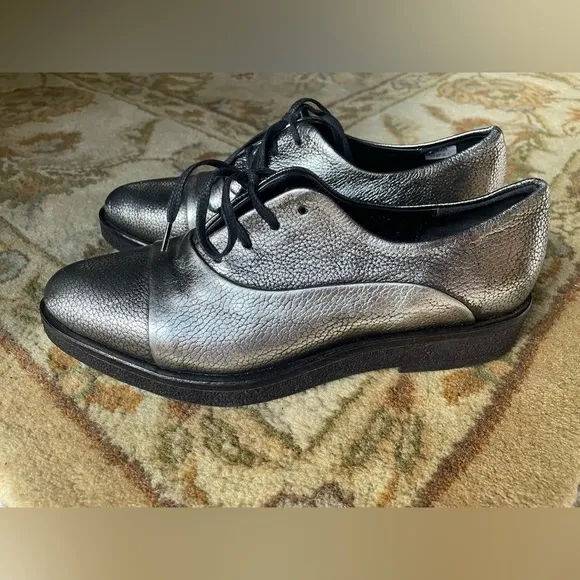 LiliMill Metallic Silver Pebbled Leather Lace Up Pointed Toe Womens Oxfords