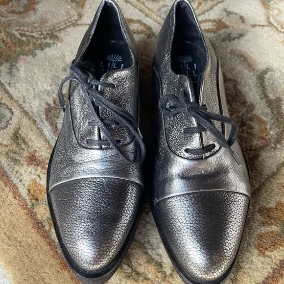 LiliMill Metallic Silver Pebbled Leather Lace Up Pointed Toe Womens Oxfords