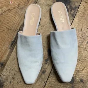 LOU.EARL flat leather suede mules.