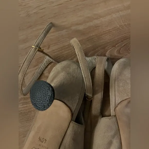Manolo Blahnik Suede Kitten Heels Size 40 1/2