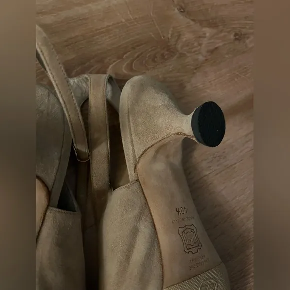 Manolo Blahnik Suede Kitten Heels Size 40 1/2