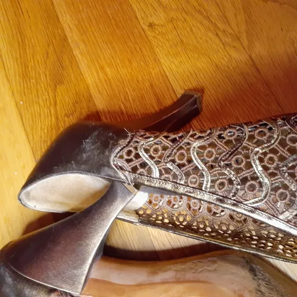 Mario Valentino Size 6 Vintage Kitten Heels Pumps Bronze Mario Valentino