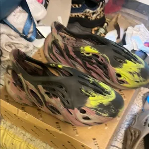 Men’s Adidas Yeezy Foam RNNR MX Carbons