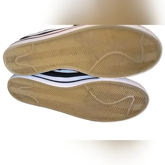 Men's  Nike Leather Court Legacy Lace Up Sneakers