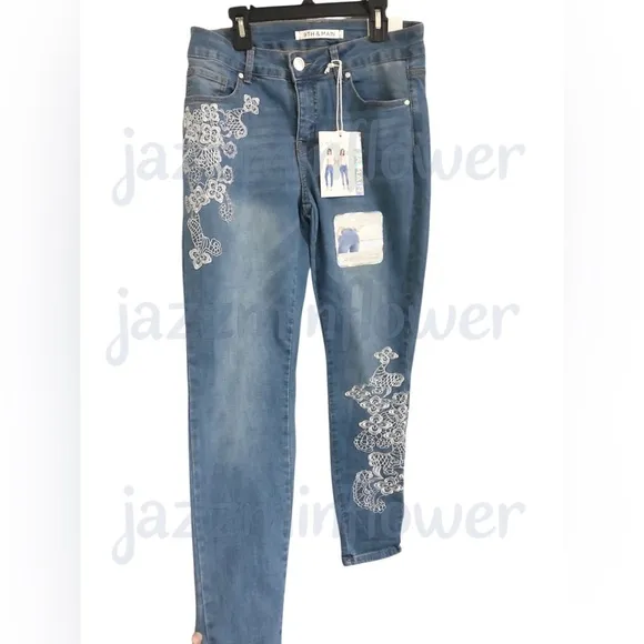 Midrise white embroidery slim blue jeans size 8 new