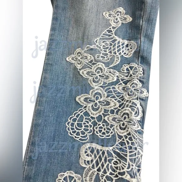 Midrise white embroidery slim blue jeans size 8 new
