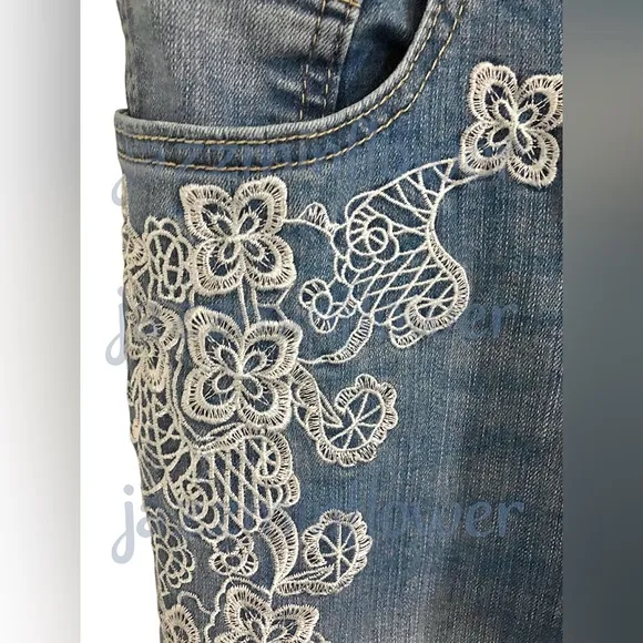 Midrise white embroidery slim blue jeans size 8 new