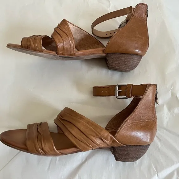 Miz Mooz Cassie Wide Strappy Zip Up Brown Leather Low Heel Sandals Size …