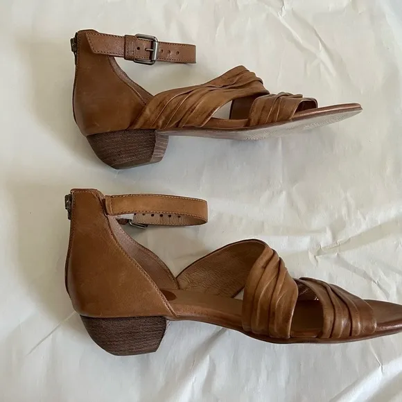 Miz Mooz Cassie Wide Strappy Zip Up Brown Leather Low Heel Sandals Size …