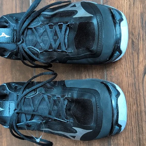 Mizuno Wave Momentum 2 Volleyball Shoes - Women's 11