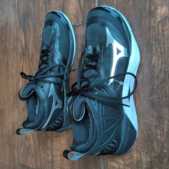 Mizuno Wave Momentum 2 Volleyball Shoes - Women's 11