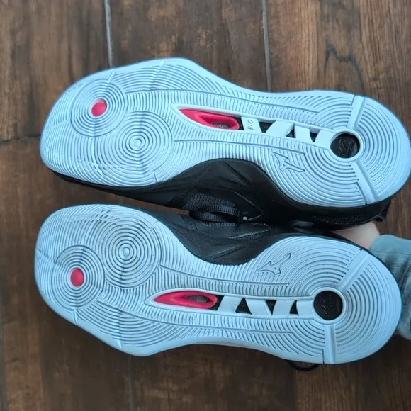 Mizuno Wave Momentum 2 Volleyball Shoes - Women's 11