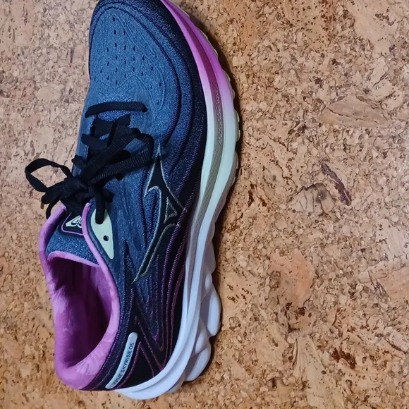 Mizuno x Roxy Wave Skyrise 5 Running Shoes Women's Size 8 NWOT