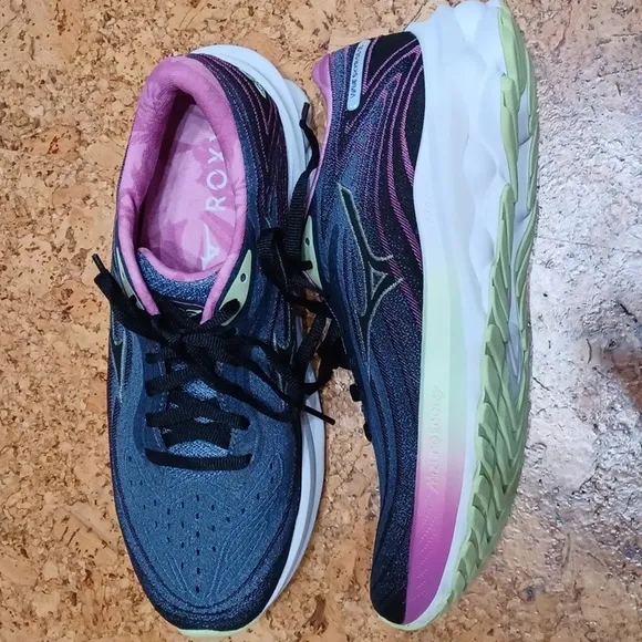 Mizuno x Roxy Wave Skyrise 5 Running Shoes Women's Size 8 NWOT