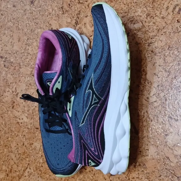 Mizuno x Roxy Wave Skyrise 5 Running Shoes Women's Size 8 NWOT