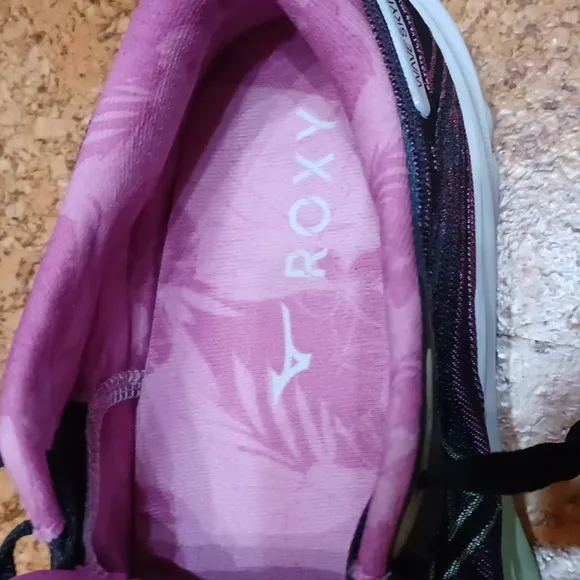 Mizuno x Roxy Wave Skyrise 5 Running Shoes Women's Size 8 NWOT