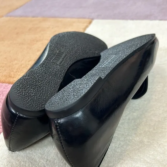Munro Black Crinkle Leather Slip On Loafer’s 8.5