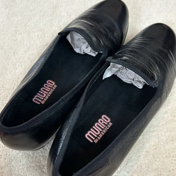 Munro Black Crinkle Leather Slip On Loafer’s 8.5