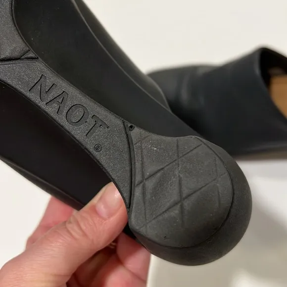 Naot - 37/6, black leather slip on wedges, like new