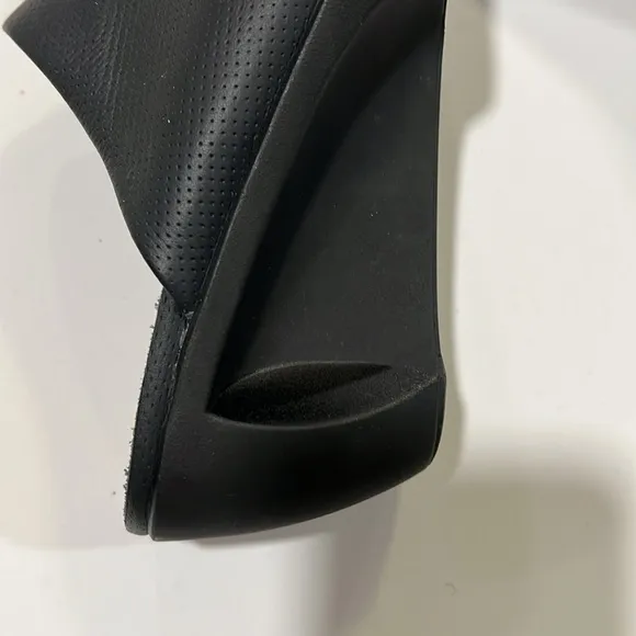 Naot - 37/6, black leather slip on wedges, like new