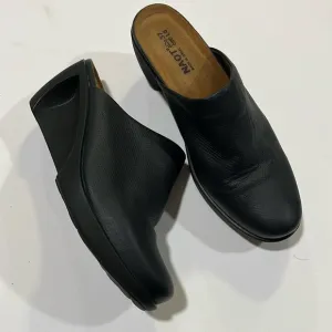 Naot - 37/6, black leather slip on wedges, like new