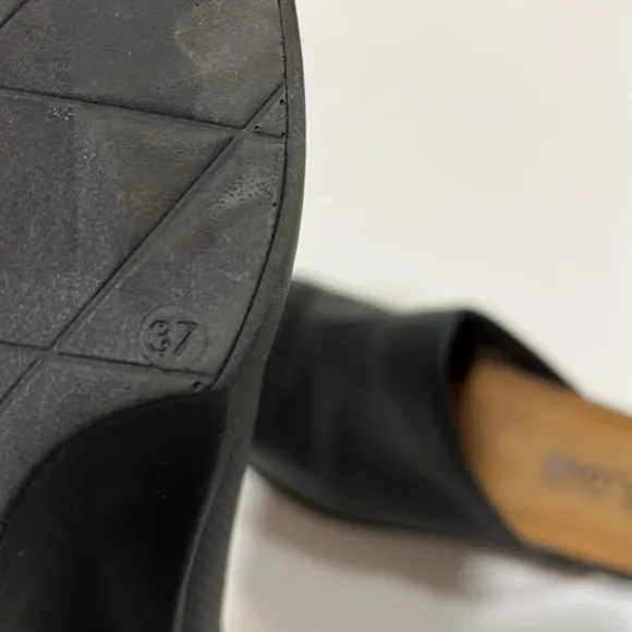 Naot - 37/6, black leather slip on wedges, like new