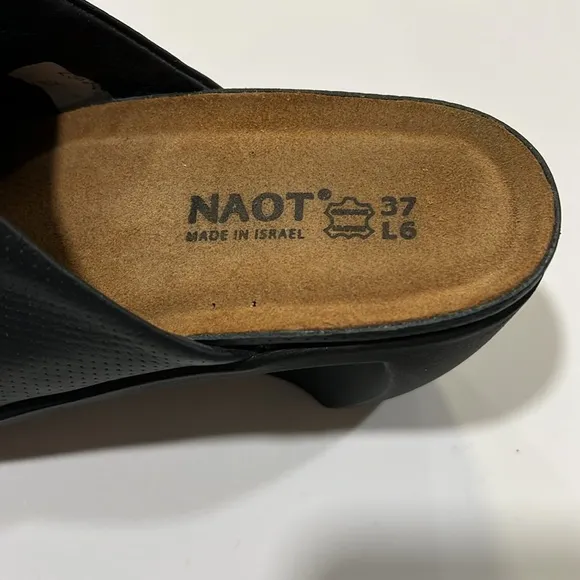 Naot - 37/6, black leather slip on wedges, like new