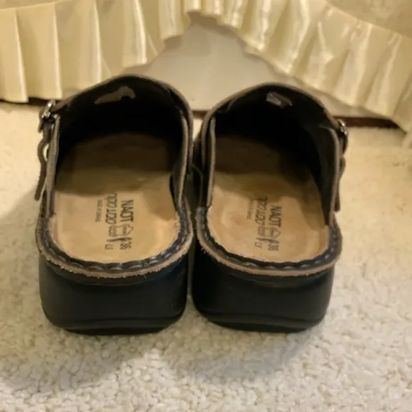 NAOT ASTER WOMENS LEATHER CLOGS